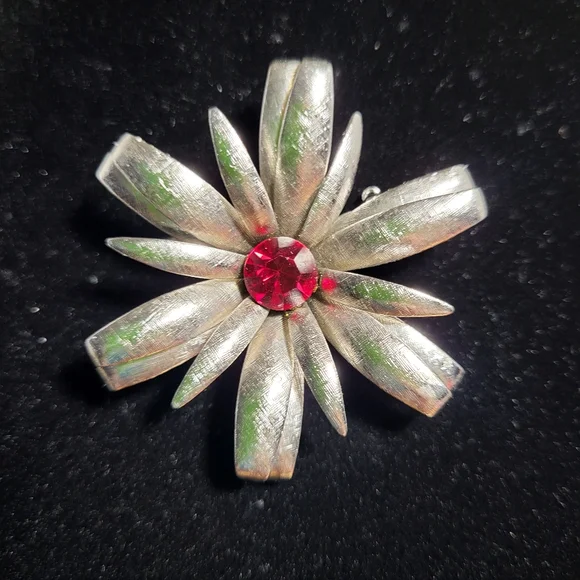 Vintage Silver Tone Daisy with Red Rhinestone Centre Brooch - Picture 3 of 9